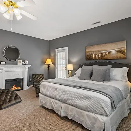 Charming Downtown Suite With Modern Comforts - Depot